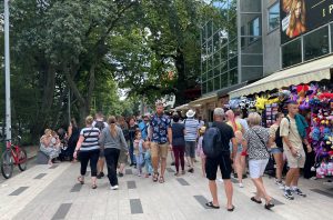 Read more about the article W Kołobrzegu szczyt sezonu. Nad morzem spacerują tłumy (WIDEO)