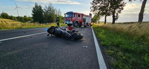 Read more about the article Zderzenie osobówki i motocykla. Jedna osoba zabrana do szpitala w stanie ciężkim
