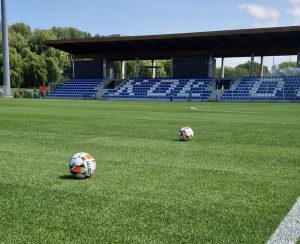 Read more about the article Podgrzewana płyta stadionu przy Śliwińskiego gotowa. Jutro pierwszy mecz na nowej murawie