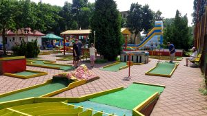 Read more about the article Przetarg na mini golfa przy Kasprowicza. Pięć razy wyższa dzierżawa i gwarantowane zniżki dla mieszkańców Kołobrzegu