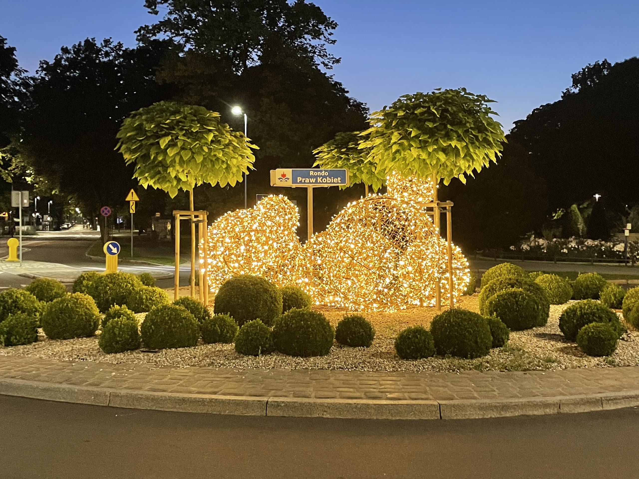 You are currently viewing Rondo Praw Kobiet w centrum Kołobrzegu ma nowe dekoracje świetlne