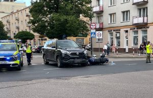 Read more about the article Zderzenie samochodu osobowego z motocyklem w centrum Kołobrzegu