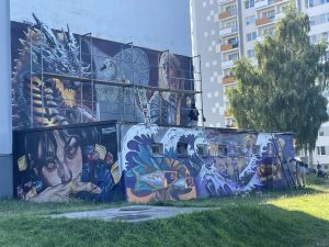 Read more about the article Międzynarodowa grupa artystów maluje mural na wieżowcu przy Zygmuntowskiej