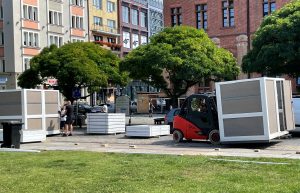 Read more about the article Koniec Jarmarku Solnego. Z centrum Kołobrzegu znikają domki handlowe