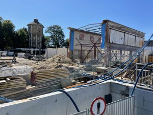 Read more about the article Na placu budowy nowego dworca PKP w Koszalinie niewiele się dzieje. Inwestycja idzie jak po grudzie (ZDJĘCIA)