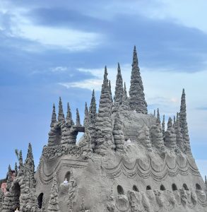 Read more about the article Powstał największy zamek z piasku w Kołobrzegu. Miał ponad 3,2 m