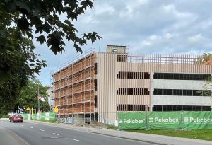 Read more about the article Parking wielopoziomowy przy Kamiennej będzie gotowy już w listopadzie? Dla kogo miejsca postojowe?