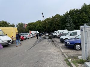 Read more about the article Parking przy targowisku prosi się o remont. Miasto ma z nim kłopot