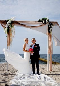 Read more about the article Ślub jak w bajce, czyli przysięga małżeńska na plaży nad polskim morzem