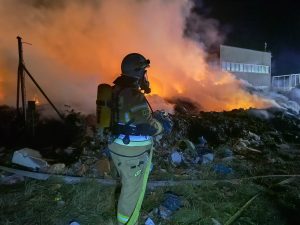 Read more about the article Pożar odpadów pod Kołobrzegiem. Prezes Zieleni Miejskiej: nie doszło do skażenia