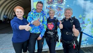 Read more about the article Prezydent Kołobrzegu w duecie ze zwycięzcą licytacji dla WOŚP skoczyła dziś ze spadochronem