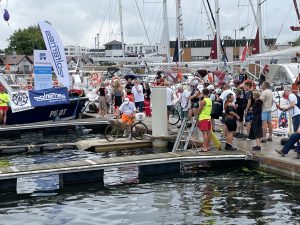 Read more about the article Blisko 50 zawodników na starcie zawodów w jeździe rowerem po desce na wodzie (ZDJĘCIA, WIDEO)