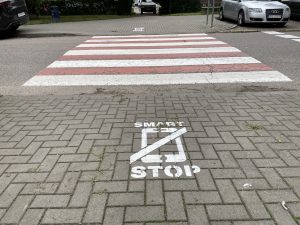 Read more about the article Kołobrzeg oznacza dodatkowo przejścia przy szkołach, bo młodzi chodzą z nosem w telefonach