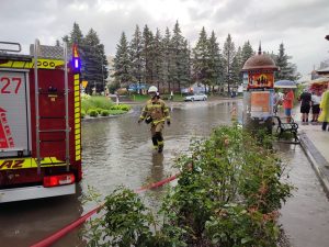 Read more about the article Zalane Ustronie Morskie. Pomagać pojechali strażacy ochotnicy z całego powiatu