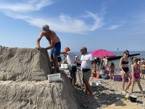 Read more about the article Na plaży w Kołobrzegu trwa próba bicia rekordu w budowaniu największego zamku z piasku
