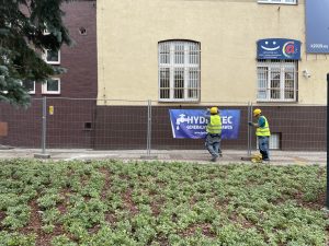 Read more about the article Ogrodzenie przy urzędzie miasta. Rozkręca się termomodernizacja budynku przy Ratuszowej 13