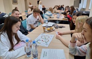 Read more about the article Młodzież z „Ekonoma” zaprojektowała gry planszowe o biznesie