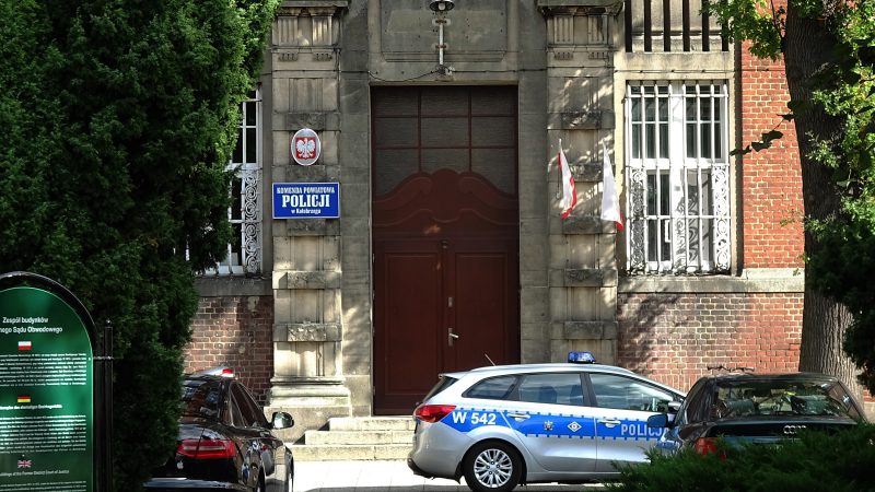 wejście do komendy policji w Kołobrzegu i radiowóz