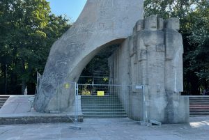 Read more about the article Pomnik Zaślubin Polski z Morzem w Kołobrzegu obstawiony ogrodzeniem budowalnym. Rusza remont