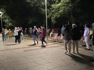 Read more about the article Urok jesiennych potańcówek na promenadzie w Kołobrzegu (WIDEO)