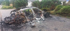 Read more about the article Tyle zostało z auta wartego kilkaset tysięcy złotych. Spłonęło doszczętnie