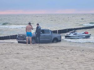 Read more about the article Auto w morzu. Pechowy motorowodniak chciał popływać skuterem