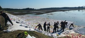 Read more about the article Kołobrzescy strażacy pomagali walczyć z powodzią na południu Polski. Właśnie wrócili do domu