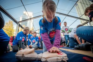 Read more about the article Kołobrzeg dołącza do akcji bicia rekordu w jednoczesnej resuscytacji krążeniowo-oddechowej