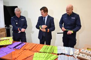 Read more about the article 4 tysiące odblasków trafiło na kołobrzeską policję. Drugie tyle rozda starostwo