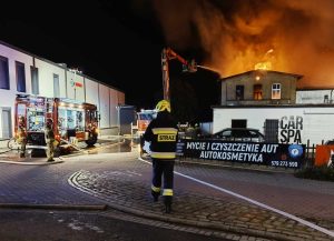 Read more about the article Długa noc strażaków. Palił się budynek przy Trzebiatowskiej