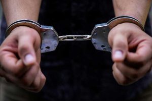 Read more about the article Policja zatrzymała pochodzącego z Kołobrzegu gangstera. Ukrywał się w górskiej chatce w Czechach