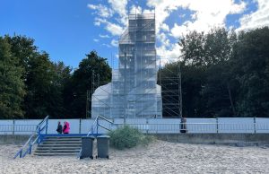 Read more about the article Pomnik Zaślubin Polski z Morzem w Kołobrzegu opakowany jak cukierek. Zupełnie go nie widać