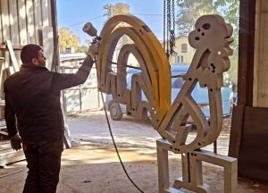 Read more about the article Neon w kształcie koguta odzyskuje dawny blask. Będzie ozdobą galerii uratowanych reklam świetlnych