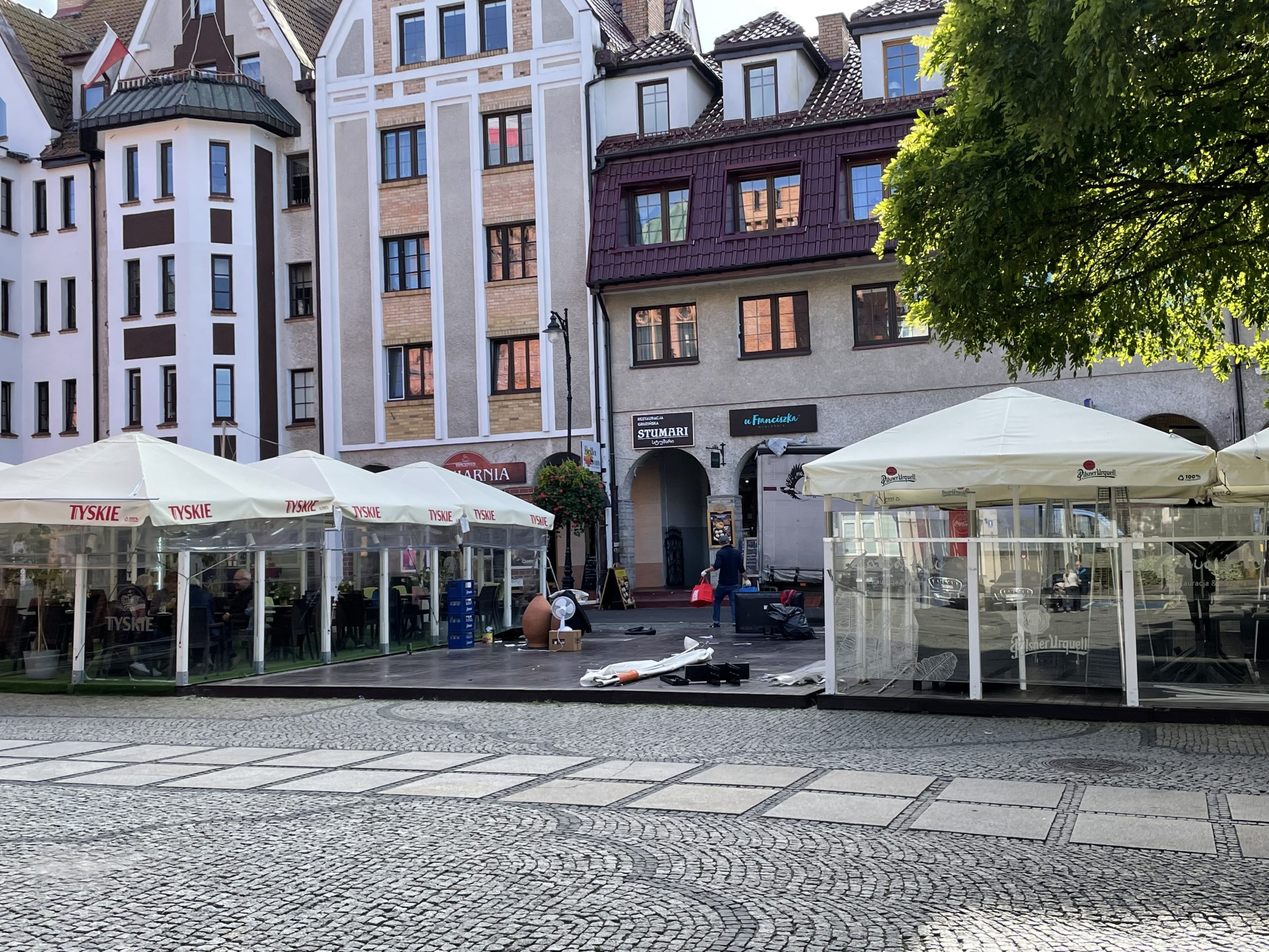 You are currently viewing Pierwsze ogródki restauracyjne znikają z placu Ratuszowego w Kołobrzegu