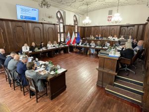 Read more about the article Wspólnota Samorządowa pręży muskuły. Jak nie wiadomo, o co chodzi, to chodzi o… politykę?