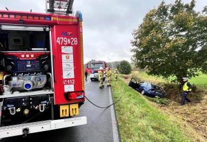 Read more about the article Auto wypadło z drogi. Jechały nim cztery osoby