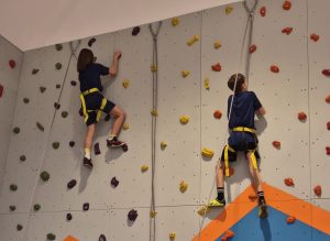Read more about the article W „Piątce” otwarto ściankę wspinaczkową