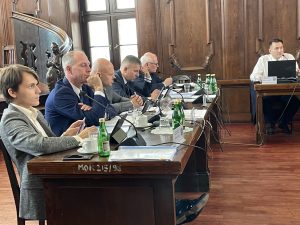 Read more about the article Za co mieszkańcy szeptem dziękują radnemu Tomickiemu?