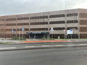 Read more about the article Ile będzie kosztować miasto utrzymanie parkingu przy Kamiennej? Mieszkańcy za postój mają płacić symboliczną stawkę