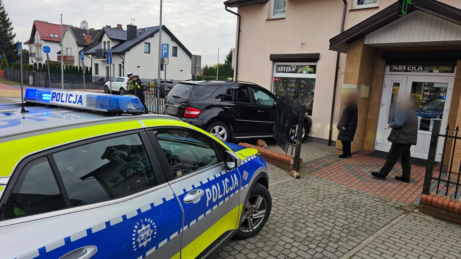 You are currently viewing Mercedes wjechał w aptekę. Tak się tłumaczyła policjantom kobieta, która prowadziła auto