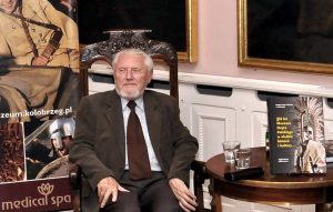 Read more about the article Wystawa poświęcona śp. dr. Hieronimowi Kroczyńskiemu. Wystawiono księgę kondolencyjną