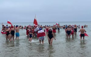 Read more about the article Kąpiel morsów dla Niepodległej (ZDJĘCIA, WIDEO)