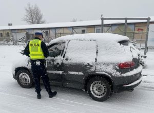 Read more about the article Tyle grozi za jazdę nieodśnieżonym autem. Lepiej usiądźcie