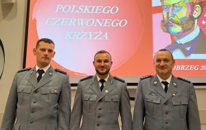 Read more about the article Razem oddali już 55 litrów krwi. Policjanci wyróżnieni na Gali Polskiego Czerwonego Krzyża w Kołobrzegu