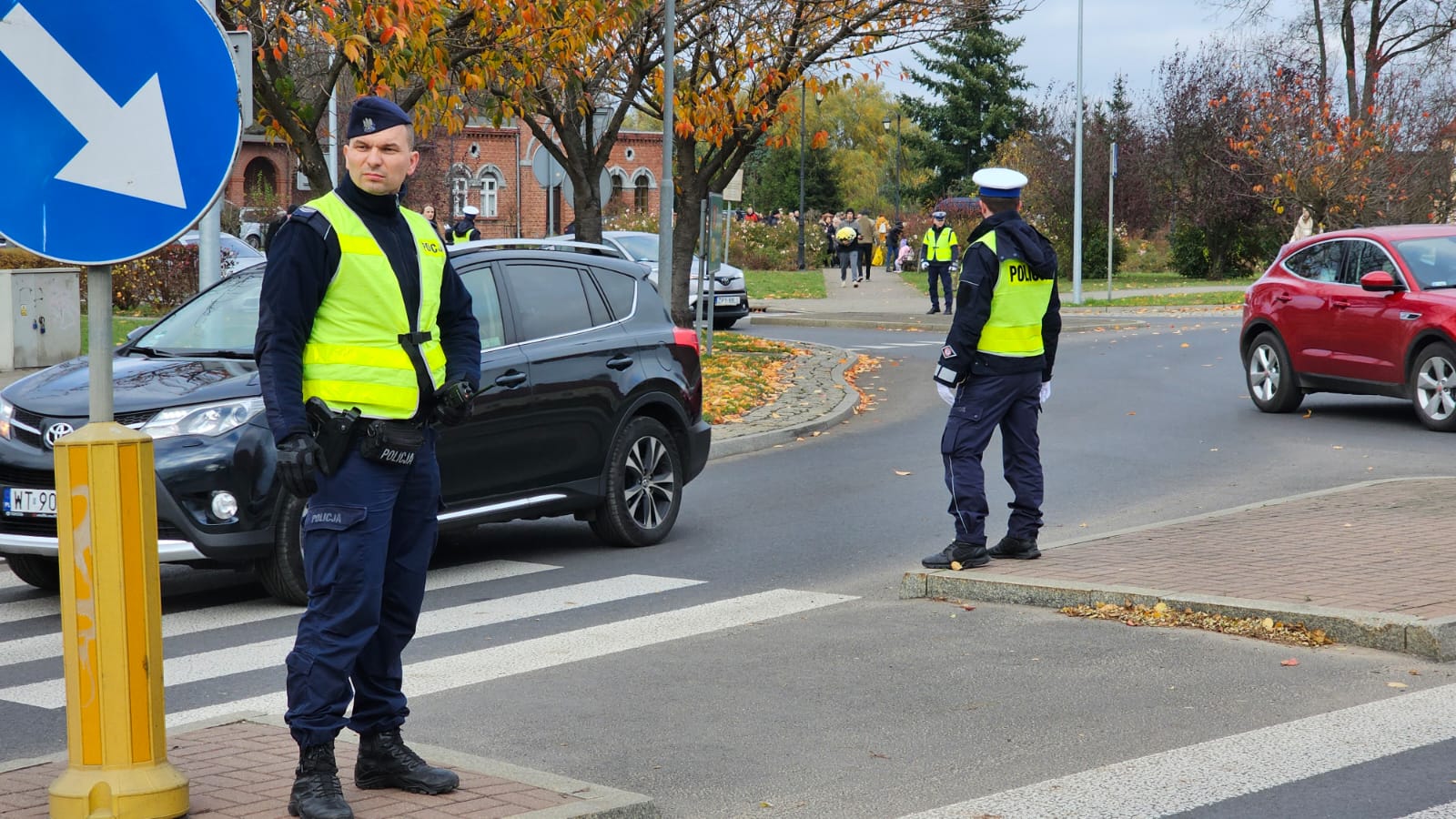 You are currently viewing Policja podsumowała długi weekend i akcję „Wszystkich Świętych”. Było bezpieczniej niż rok temu