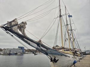 Read more about the article W kołobrzeskim porcie jachtowym zacumował najstarszy żaglowiec pod polską banderą