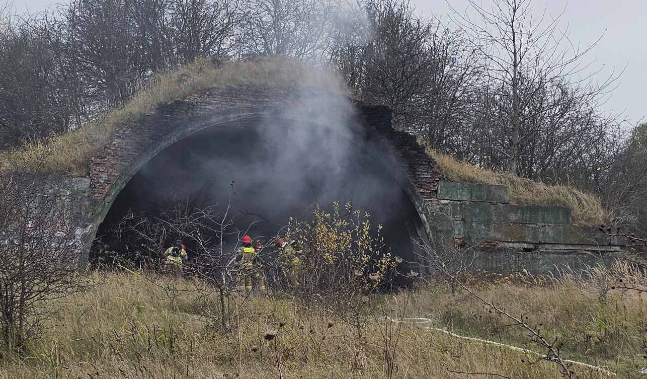 You are currently viewing Pożar na lotnisku w Bagiczu. Kłęby dymu były widoczne w Ustroniu Morskim