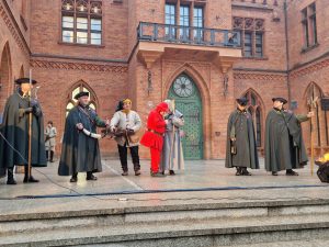 Read more about the article Kolejny mapping na fasadzie ratusza (WIDEO)