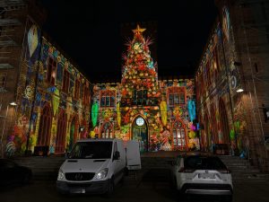 Read more about the article Mała próbka tego, co nas czeka w niedzielę. Ratusz pokryty zostanie ruchomą animacją (ZDJĘCIA)