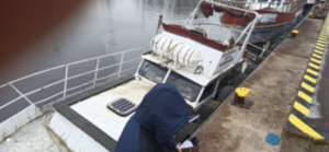 Read more about the article W porcie w Kołobrzegu łódź wędkarska osiadła na dnie